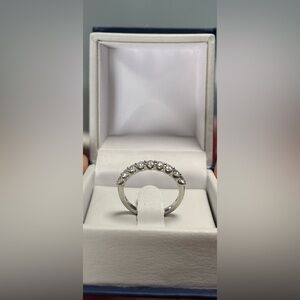 Platinum (stamped) and diamond band ⭐️ 💎
Size 6